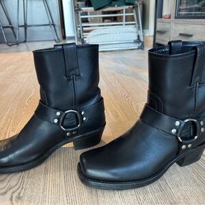 Frye Harness 8r Black Leather Boots